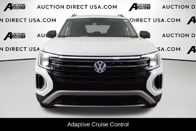 Used 2025 Volkswagen Atlas Peak Edition SE AWD/4WD image 2