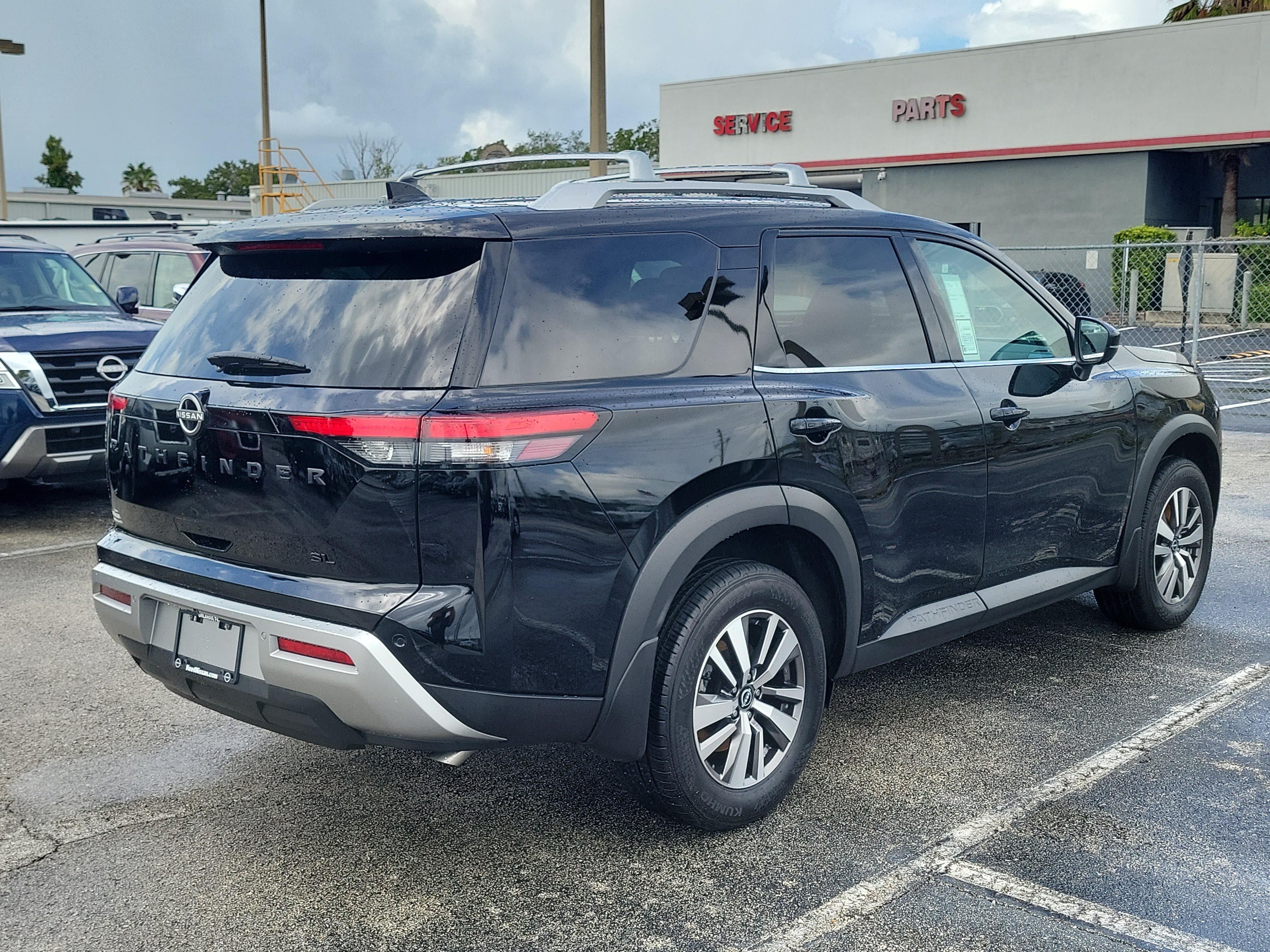 Certified 2025 Nissan Pathfinder SL w/ Black Appearance Package FWD image 4