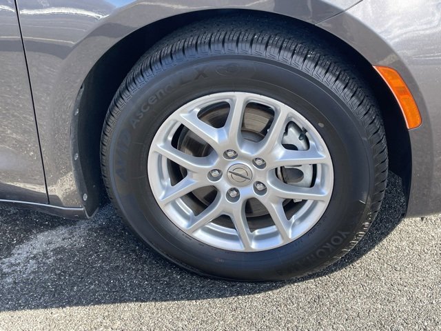 Used 2023 Chrysler Pacifica Touring-L image 11