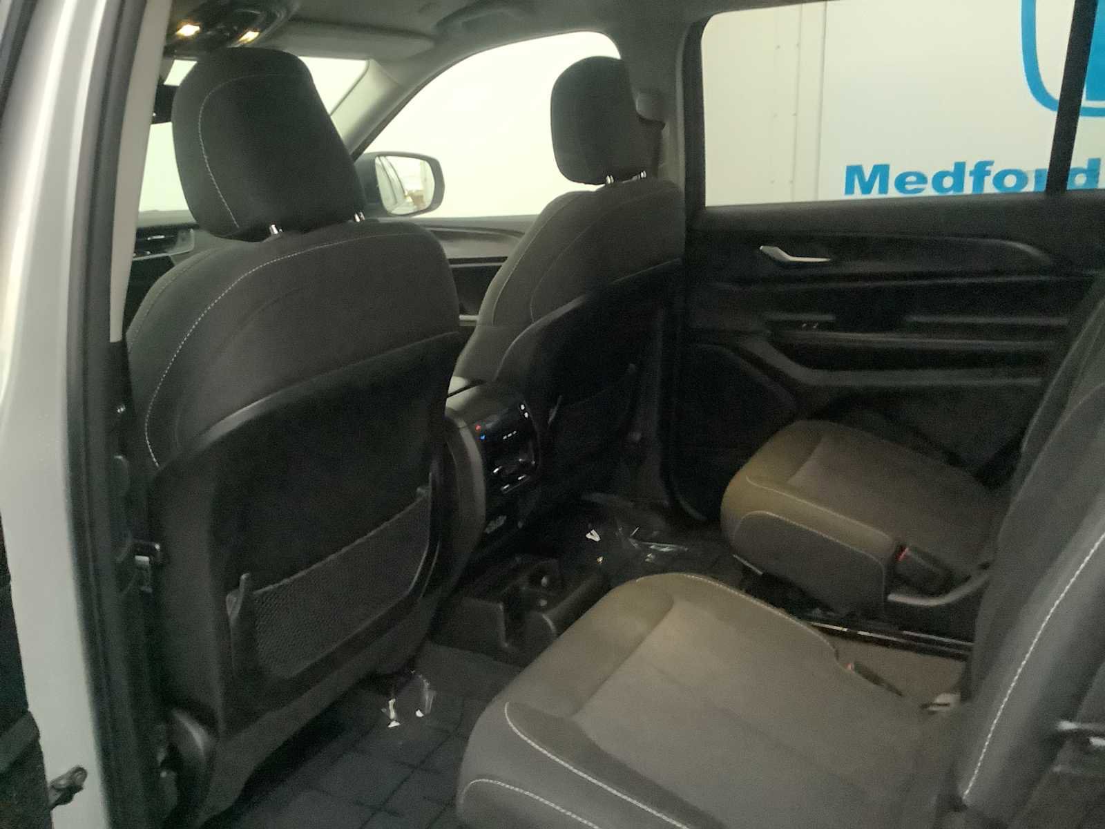 Used 2023 Jeep Grand Cherokee L Laredo image 12