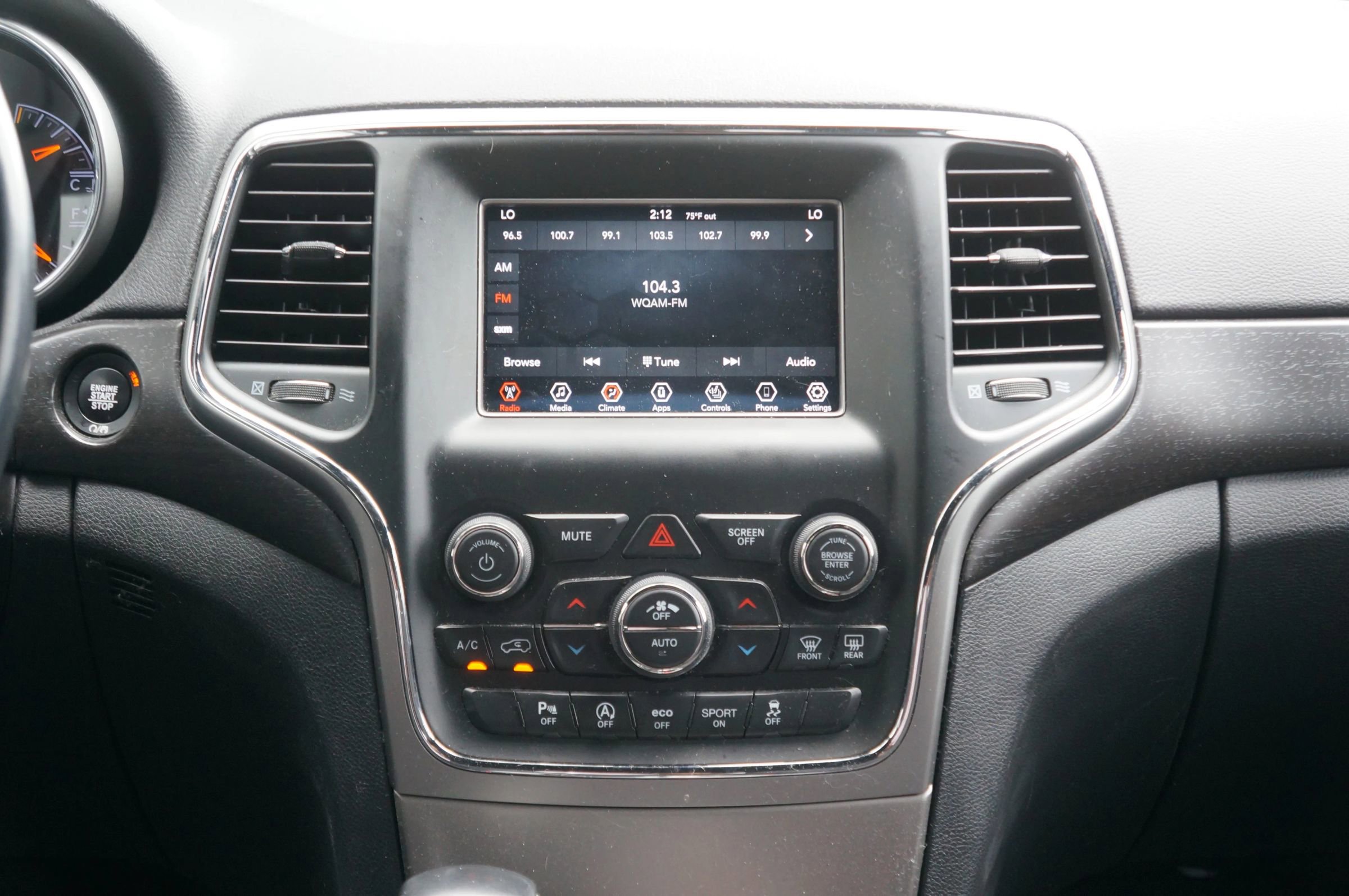 Used 2018 Jeep Grand Cherokee Laredo image 32