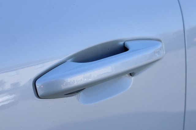 Used 2025 Volvo XC40 B5 Plus image 9