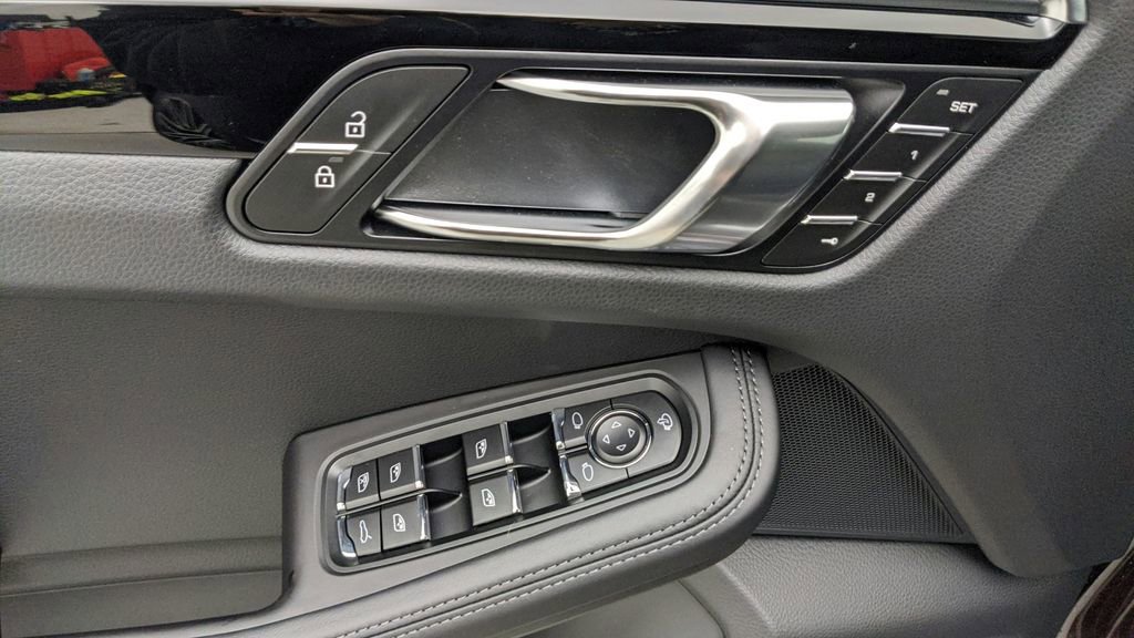 Certified 2024 Porsche Macan S AWD/4WD image 37