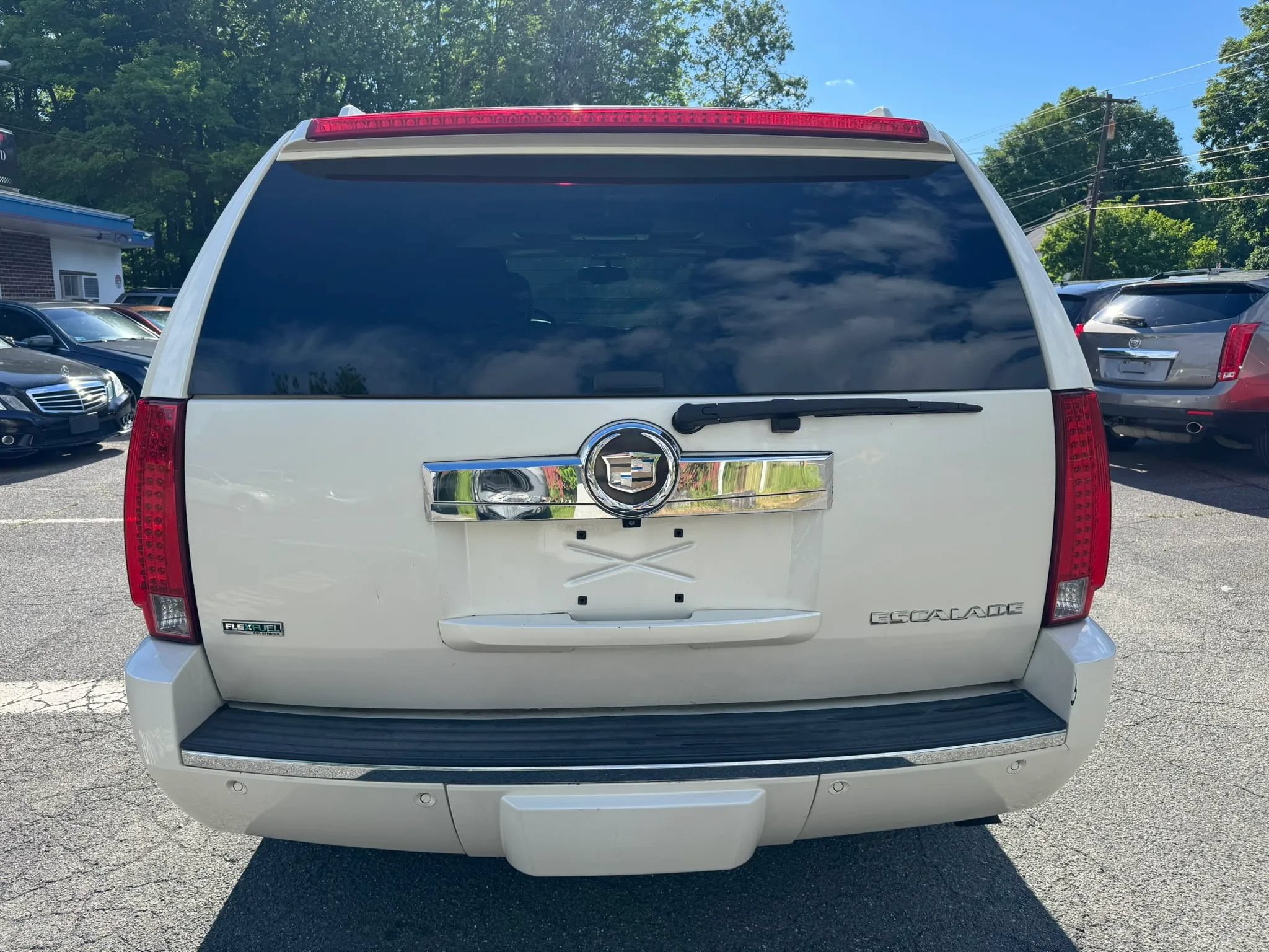 Used 2011 Cadillac Escalade Luxury AWD/4WD image 4