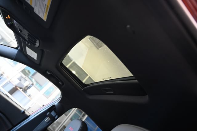 Used 2025 Chevrolet Trax RS w/ Sunroof Package FWD image 19