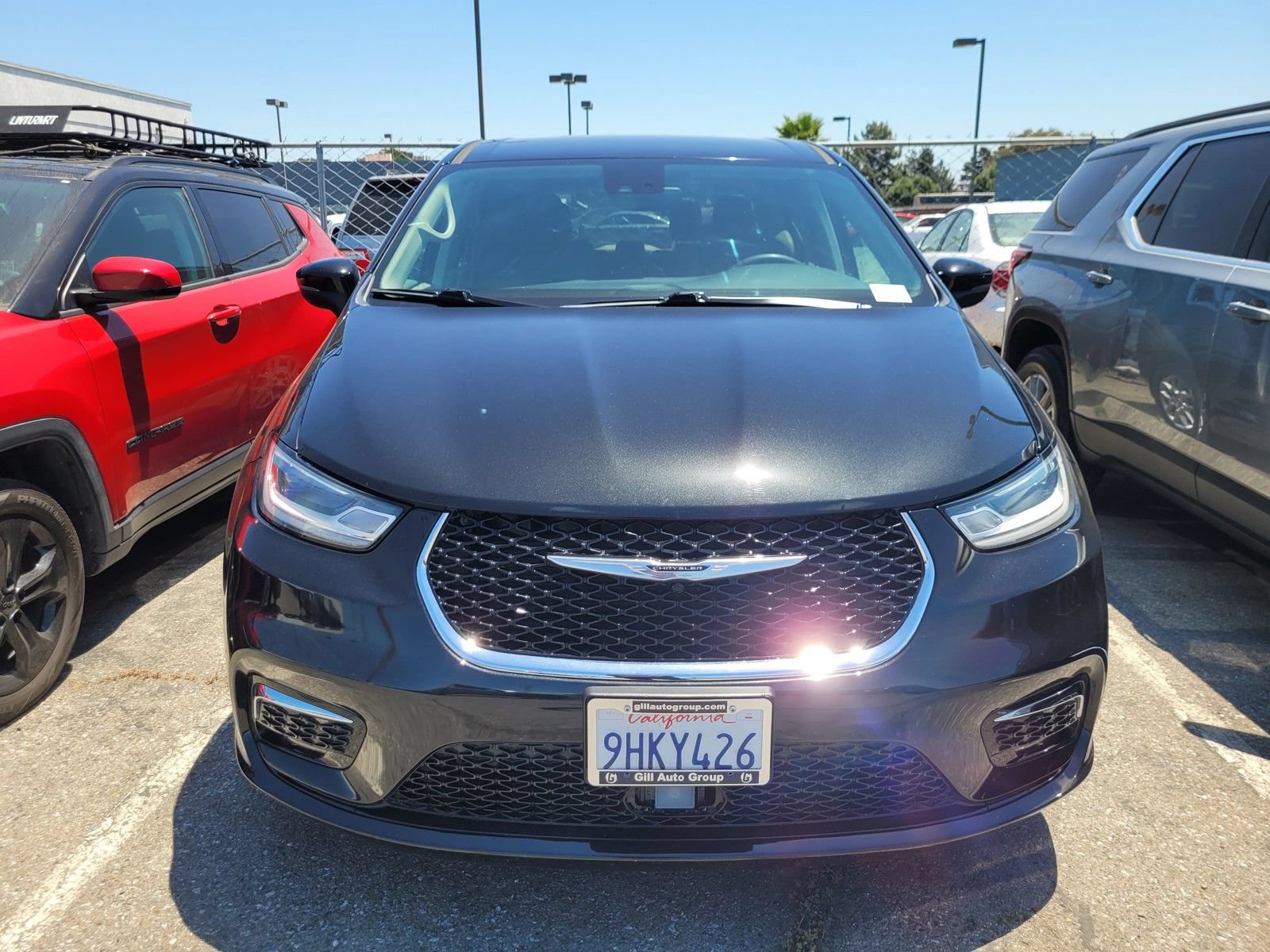 Used 2023 Chrysler Pacifica Touring-L FWD image 2
