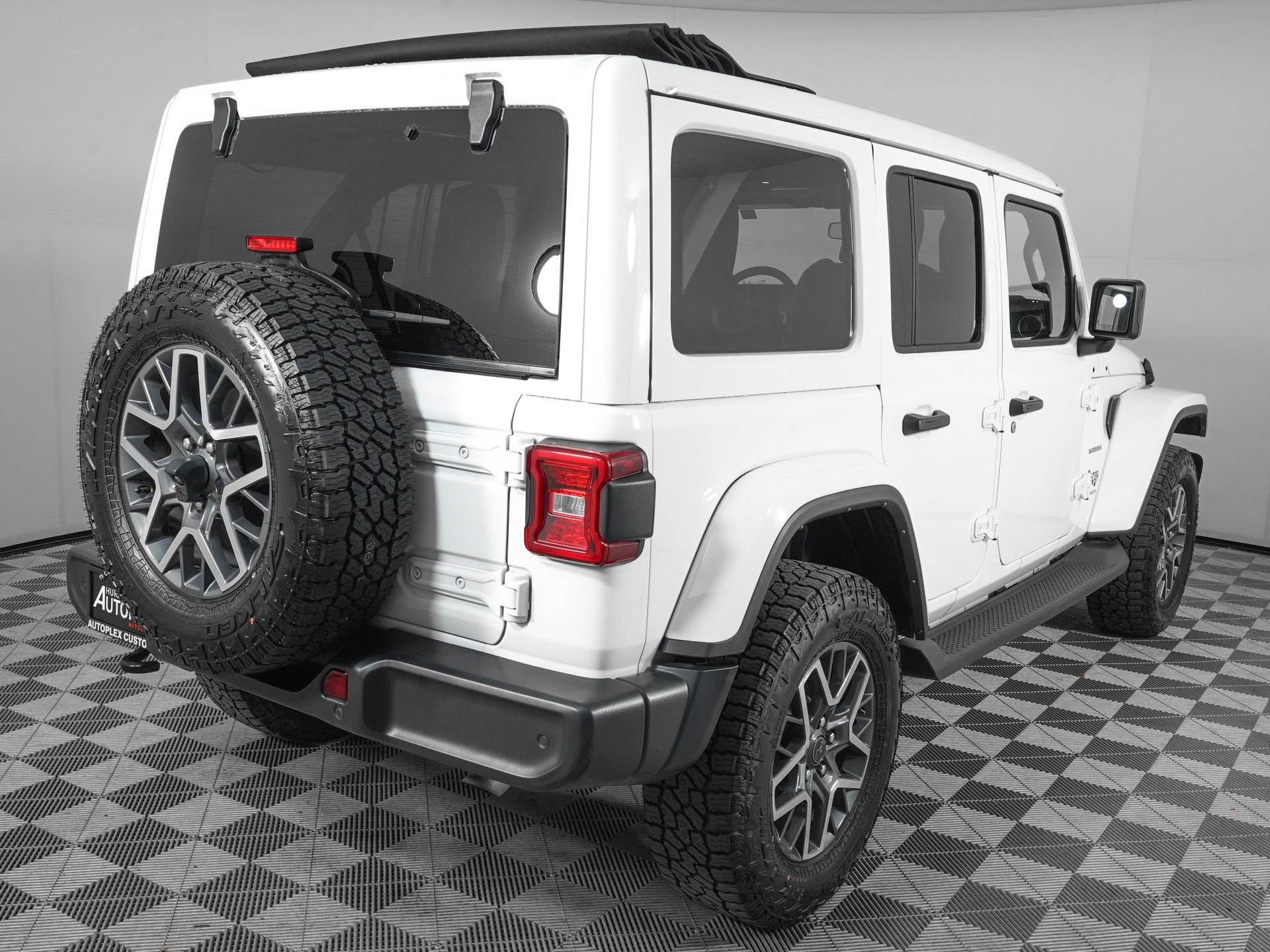 Used 2024 Jeep Wrangler Unlimited Sahara w/ Safety Group AWD/4WD image 4