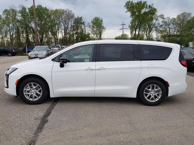 New 2027 Chrysler Pacifica Select FWD image 6