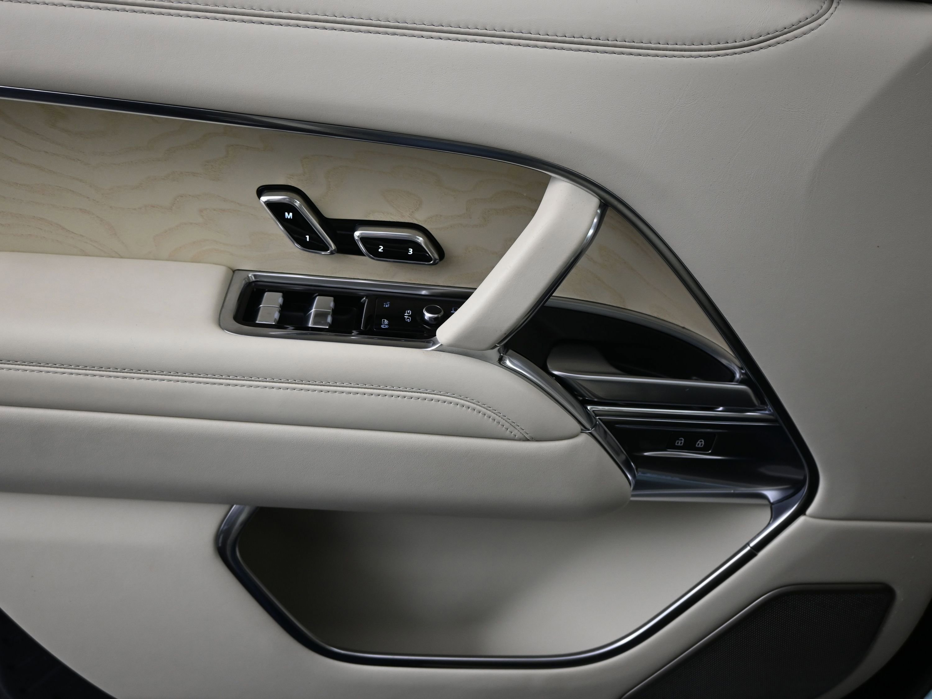 Used 2024 Land Rover Range Rover SV image 16