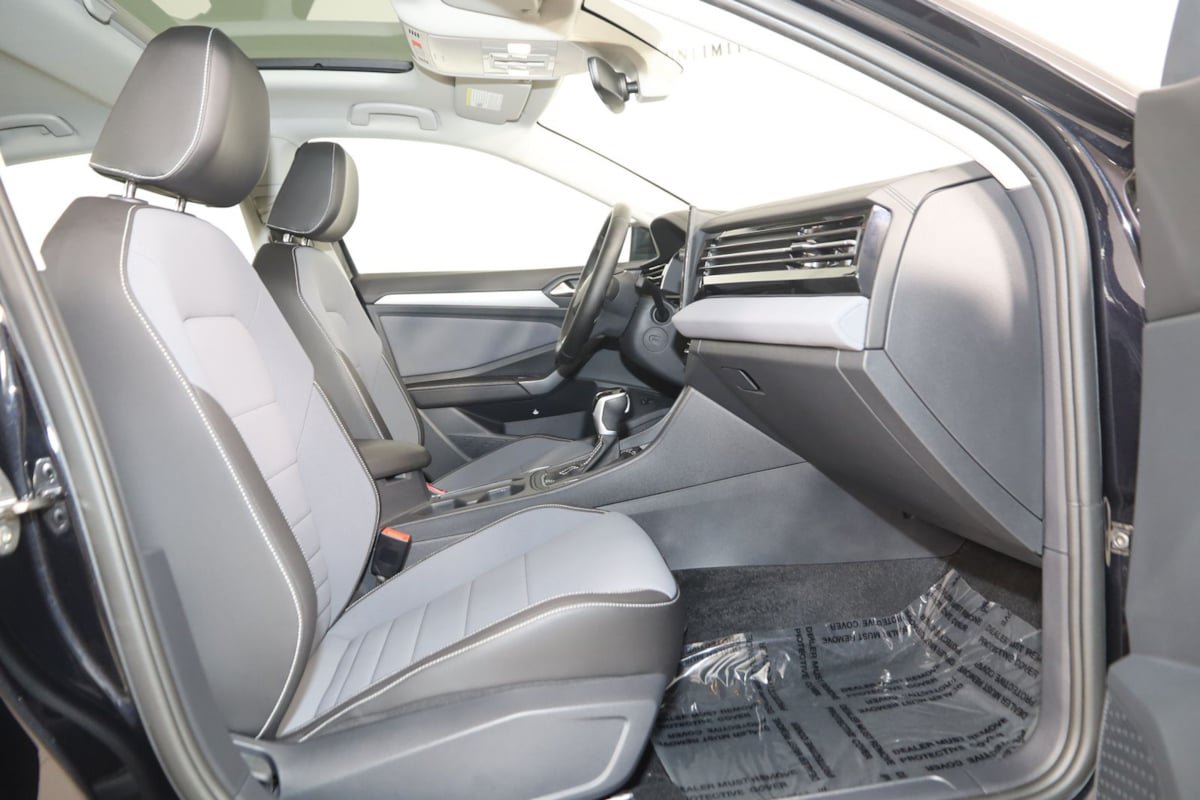 Used 2025 Volkswagen Jetta SE w/ Sunroof Package FWD image 14