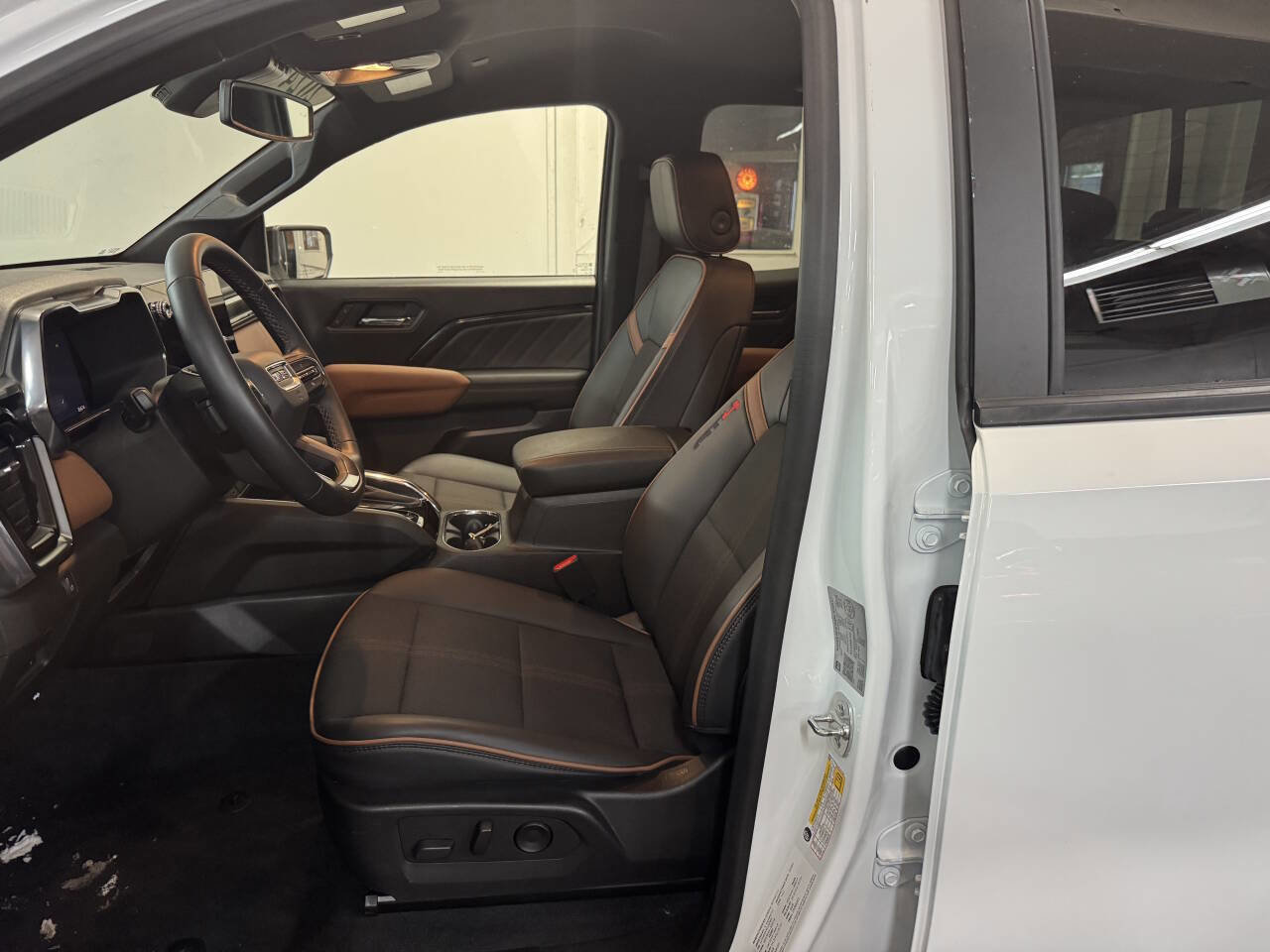 Used 2024 GMC Canyon AT4 w/ Technology Package image 7