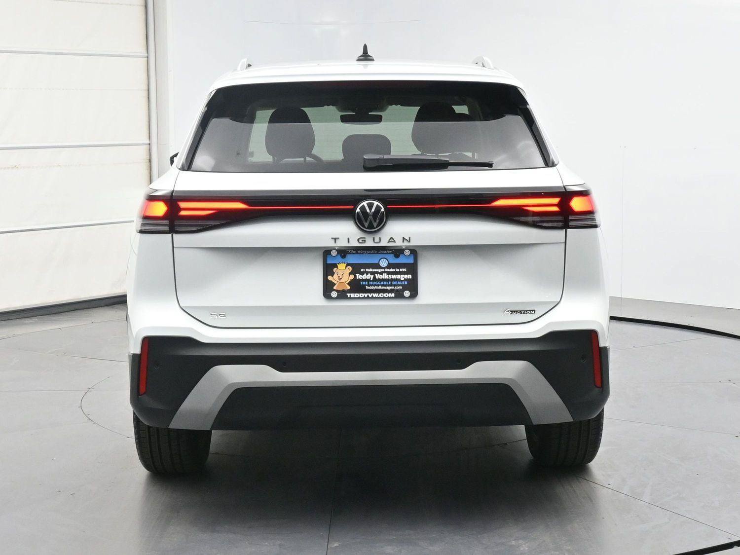 Used 2025 Volkswagen Tiguan SE AWD/4WD image 24
