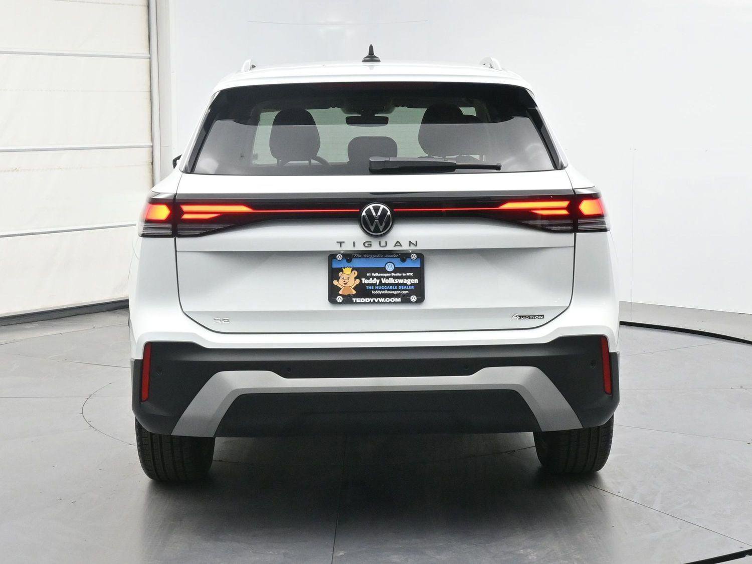 Used 2025 Volkswagen Tiguan SE AWD/4WD image 24