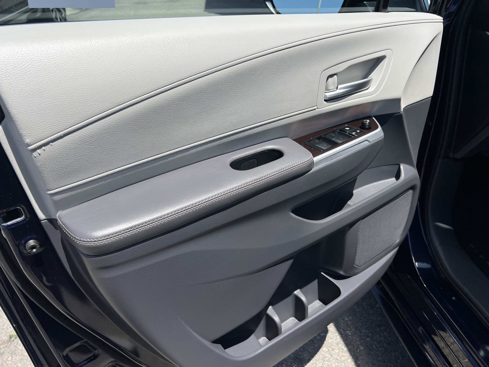Used 2023 Toyota Sienna XLE FWD image 6
