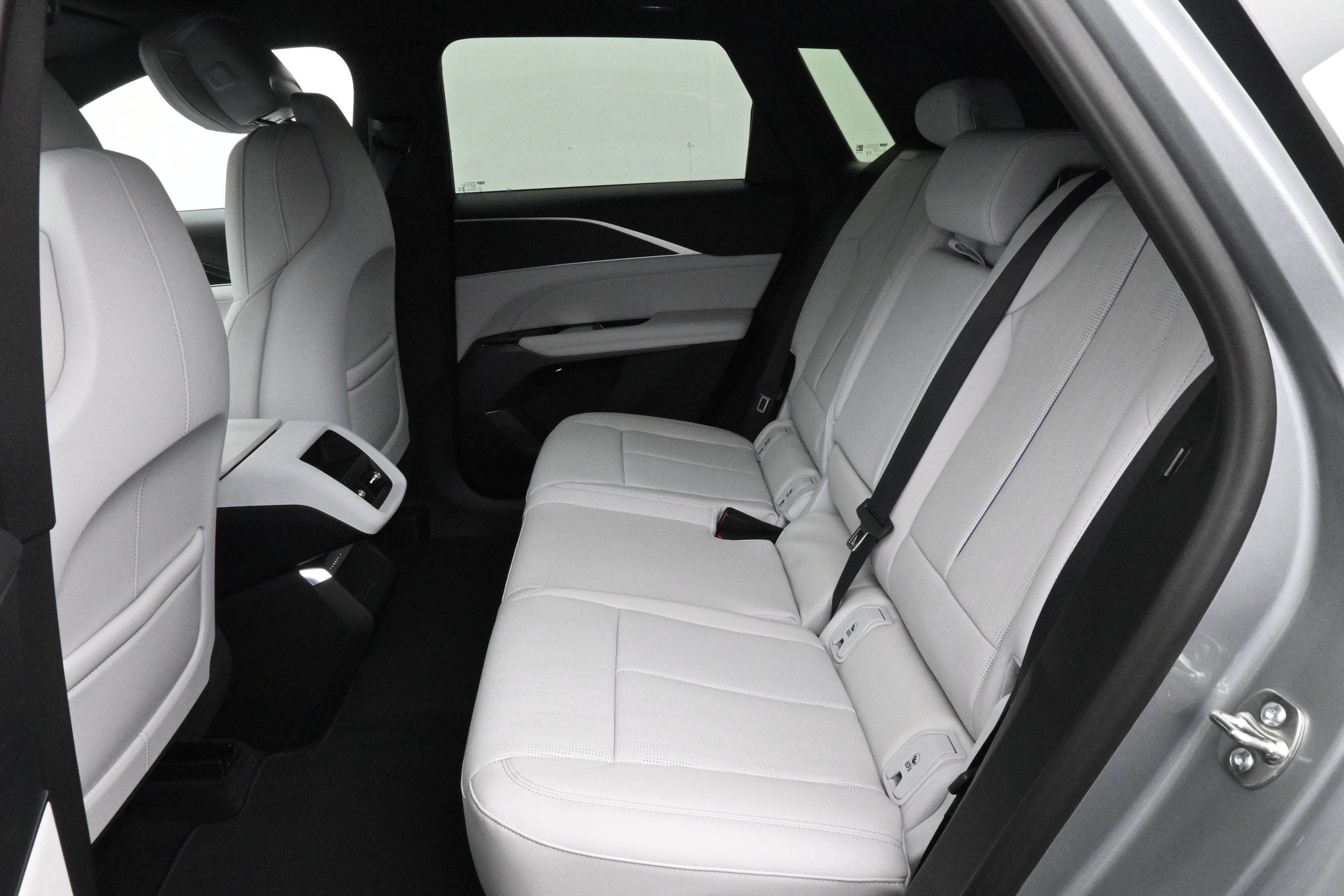 New 2026 Cadillac Lyriq Luxury w/ LPO, Floor Liner Package AWD/4WD image 9