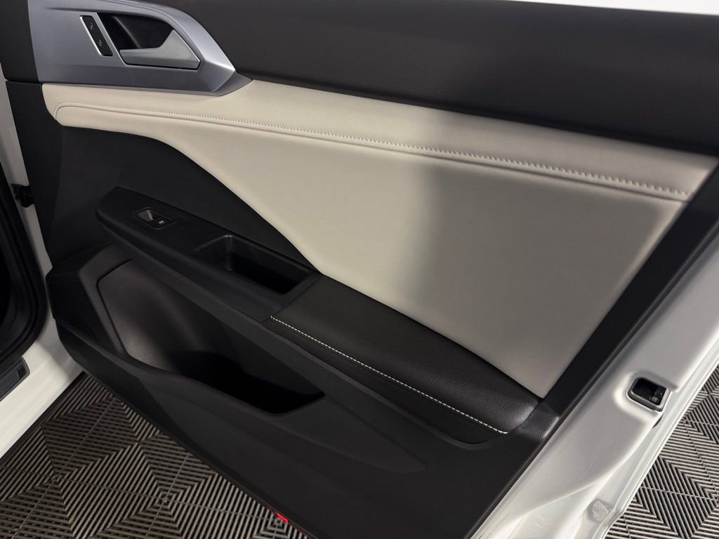 Used 2025 Volkswagen Taos SE w/ Panoramic Sunroof Package AWD/4WD image 32