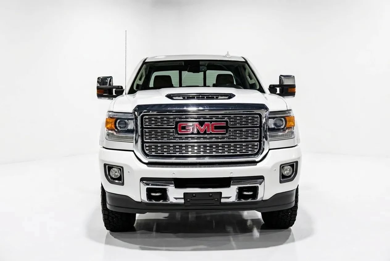 Used 2018 GMC Sierra 2500 Denali w/ Duramax Plus Package AWD/4WD image 2