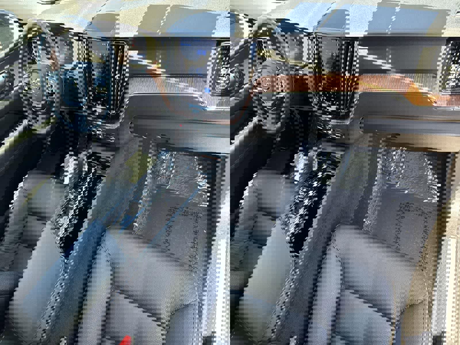 Used 2023 Volvo XC60 B5 Plus image 40