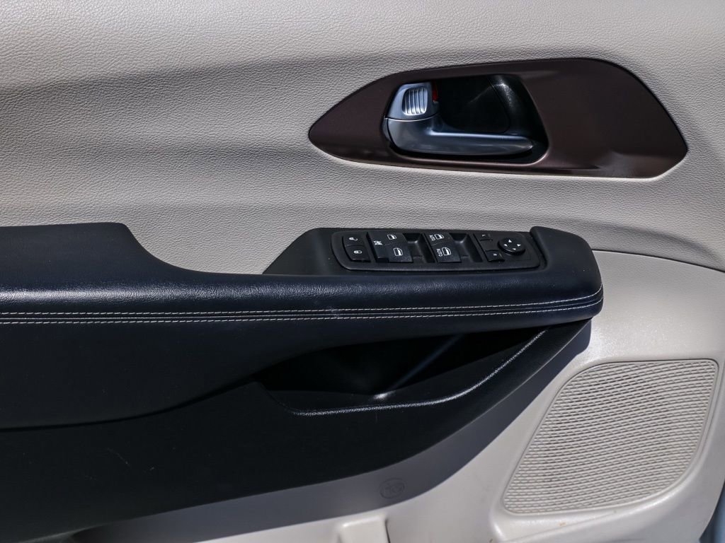 Used 2023 Chrysler Voyager LX image 23