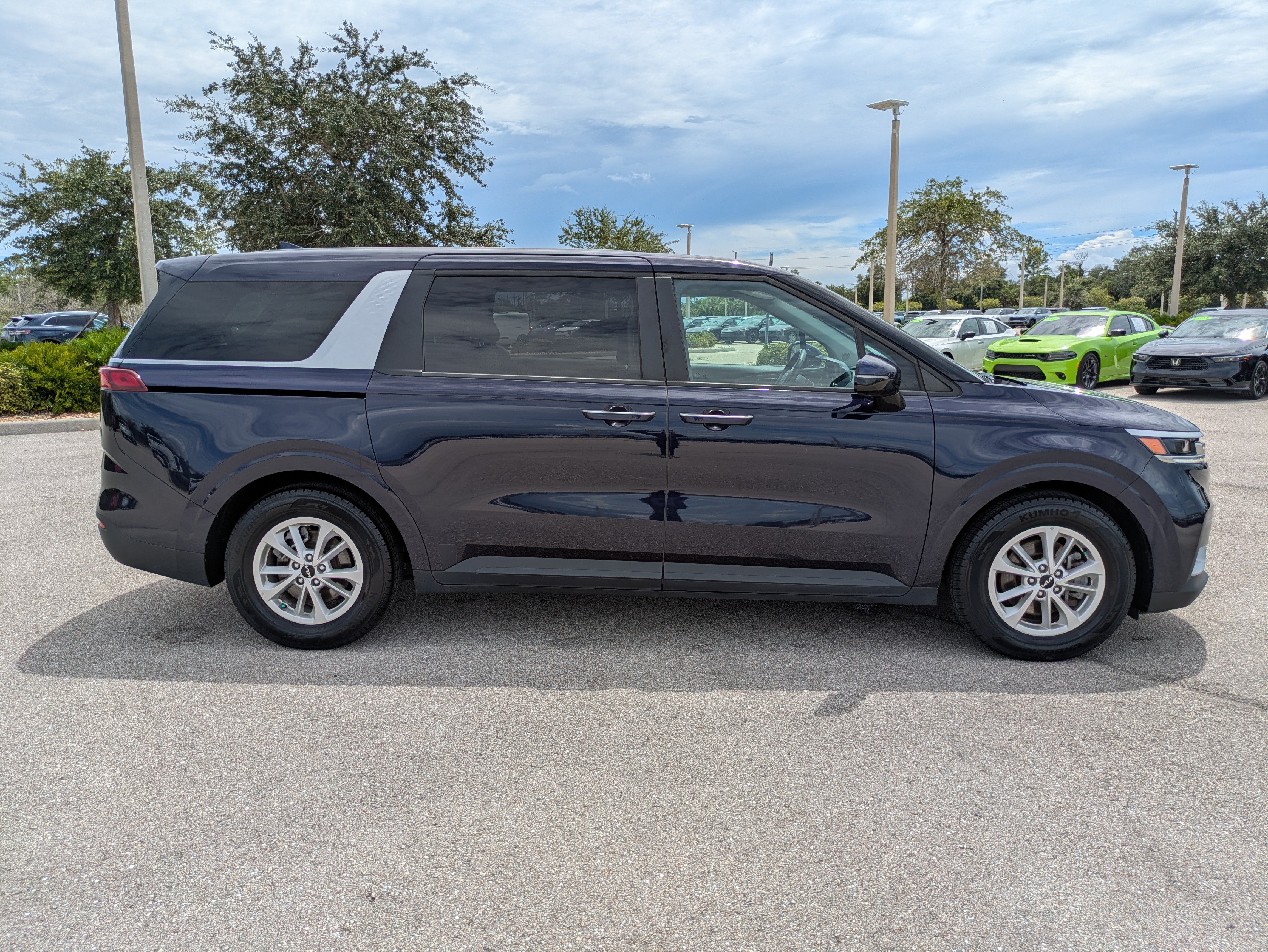 Certified 2024 Kia Carnival LX FWD image 3
