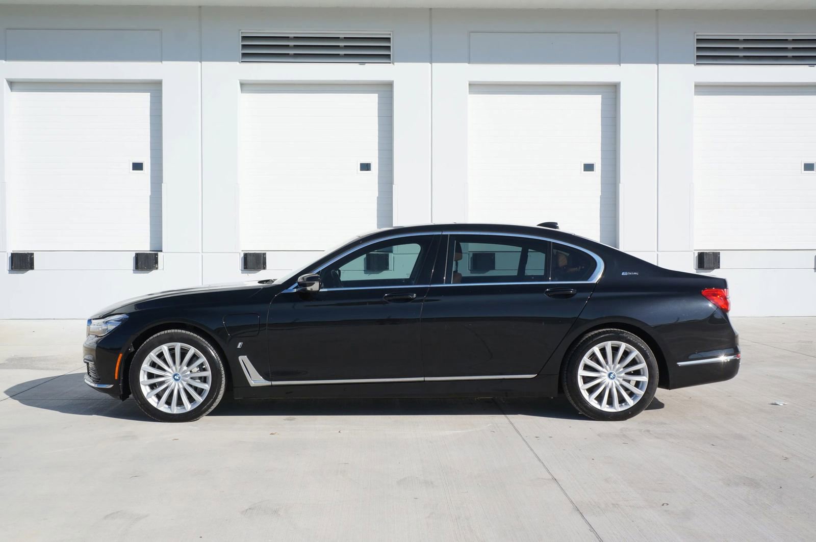 Used 2019 BMW 740e xDrive w/ Executive Package AWD/4WD image 7