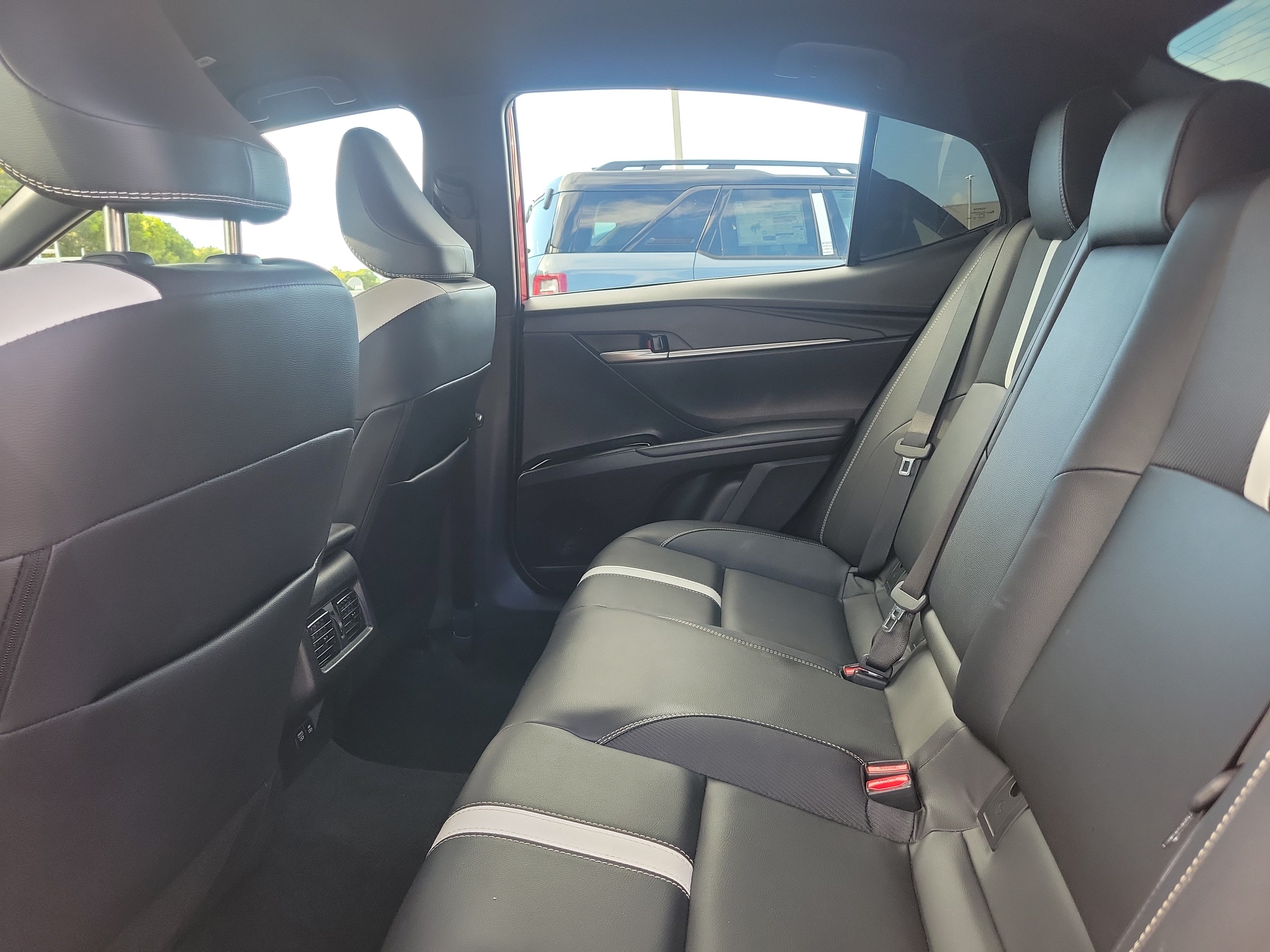 Used 2025 Toyota Camry SE w/ Convenience Package FWD image 15