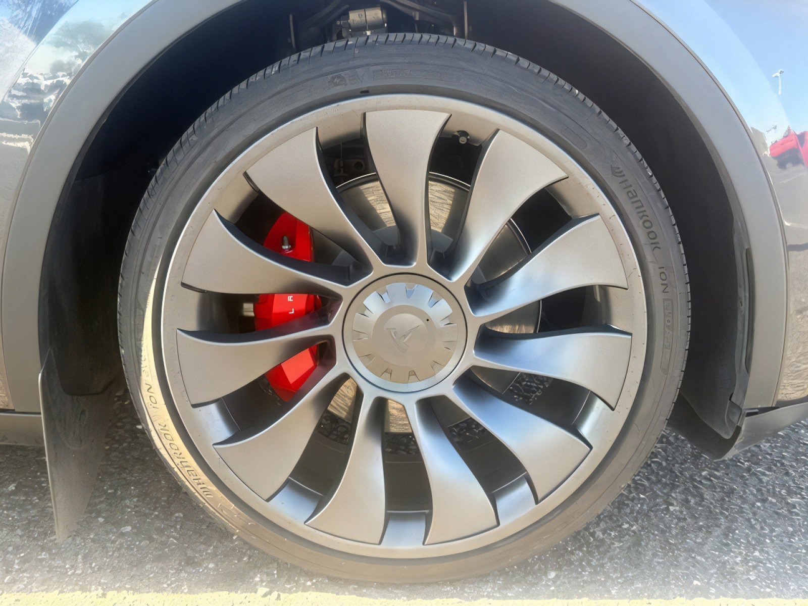 Used 2024 Tesla Model Y Performance image 9