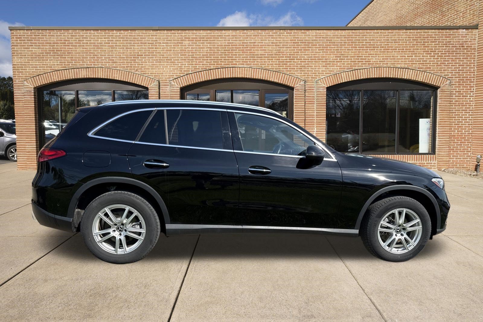 Used 2023 Mercedes-Benz GLC 300 4MATIC image 2