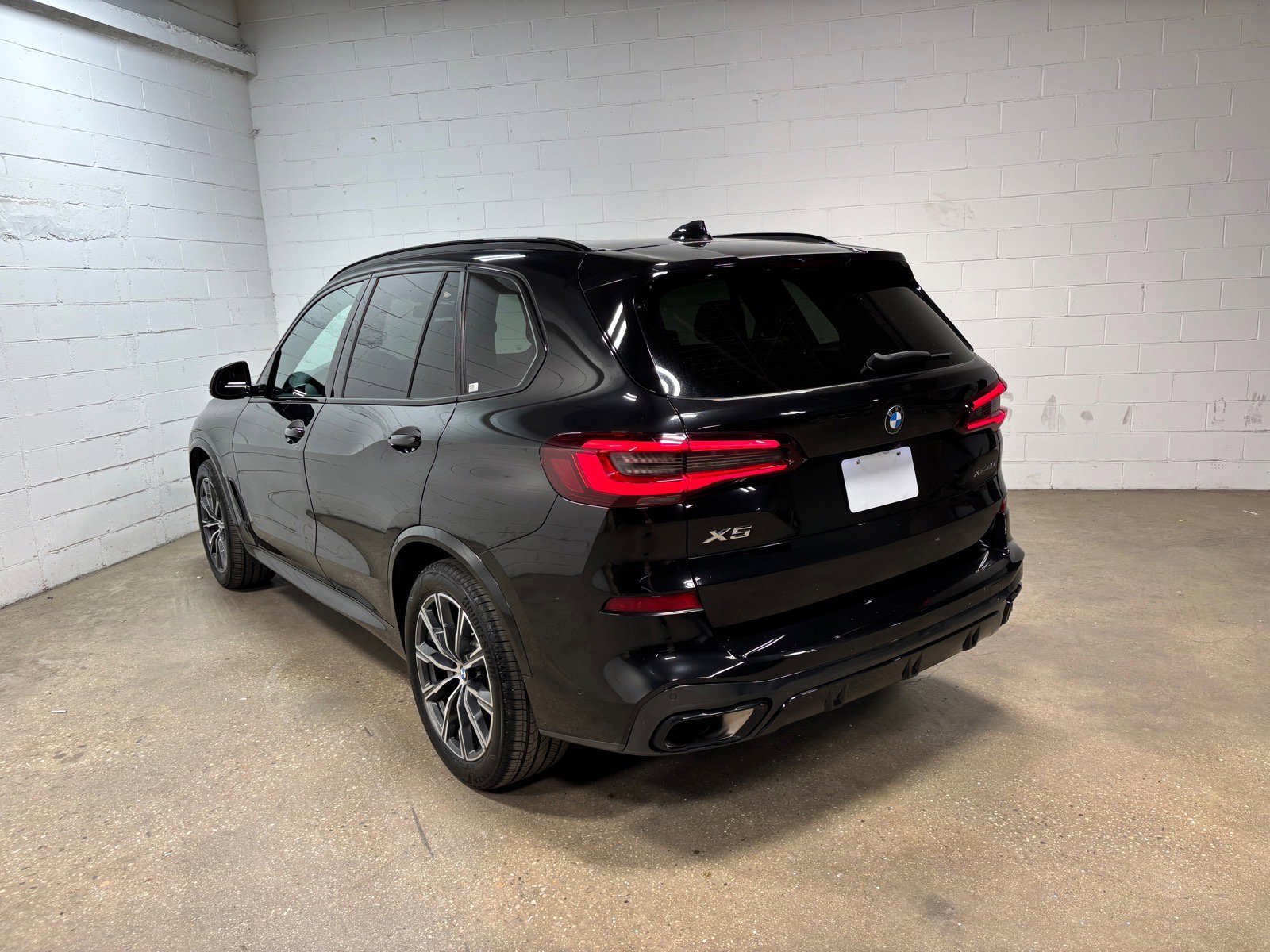 Used 2023 BMW X5 xDrive40i w/ M Sport Package AWD/4WD image 9
