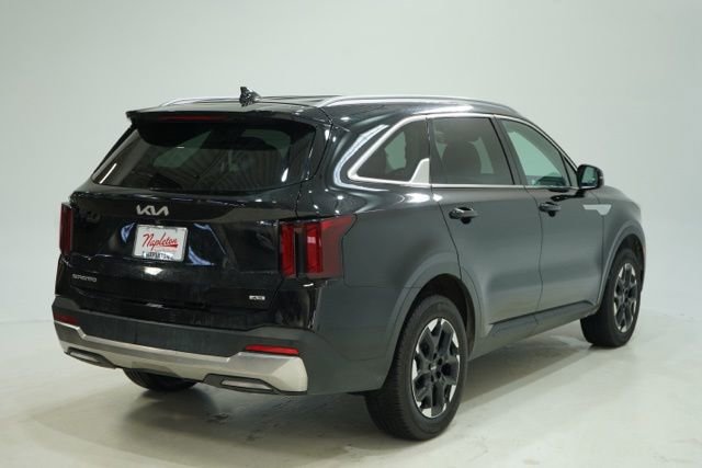 Used 2024 Kia Sorento S image 8