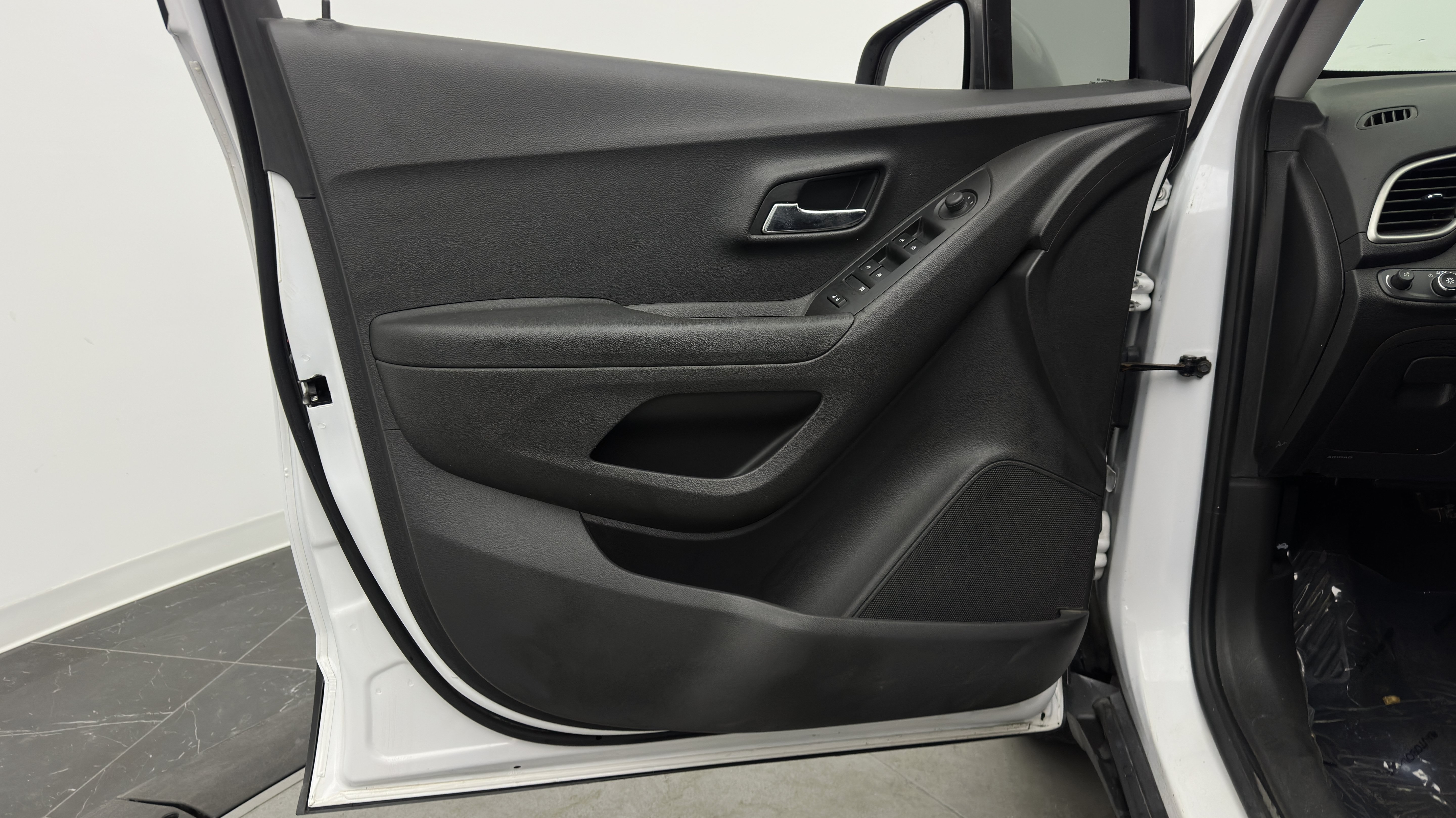 Used 2020 Chevrolet Trax LT FWD image 13