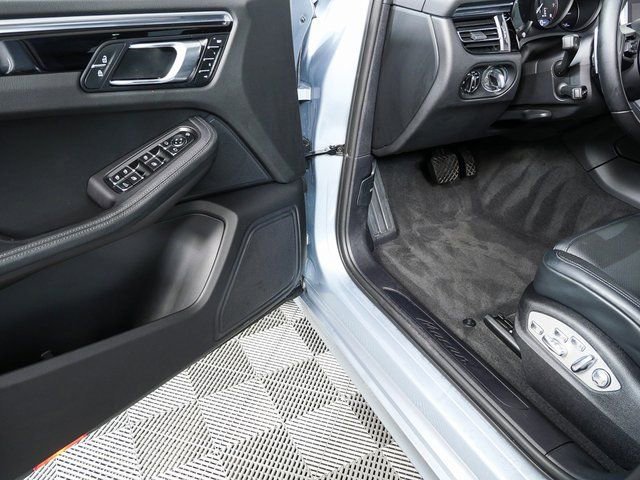 Certified 2023 Porsche Macan AWD image 7