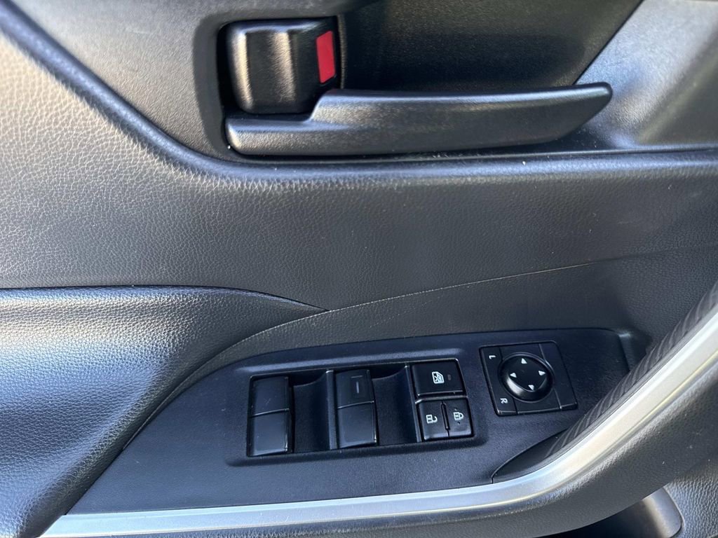 Used 2022 Toyota RAV4 LE image 19