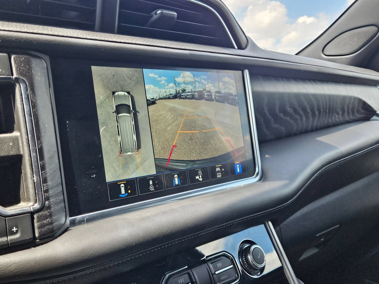 Used 2022 GMC Yukon Denali w/ Advanced Technology Package AWD/4WD image 17