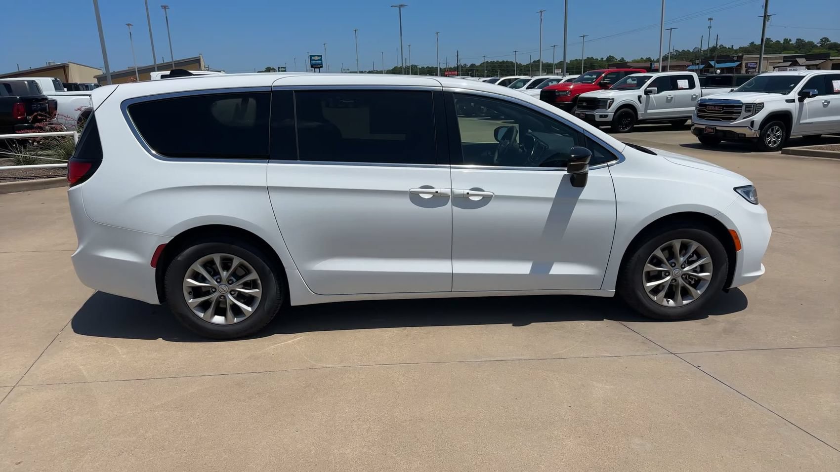 Used 2026 Chrysler Pacifica Limited FWD image 2