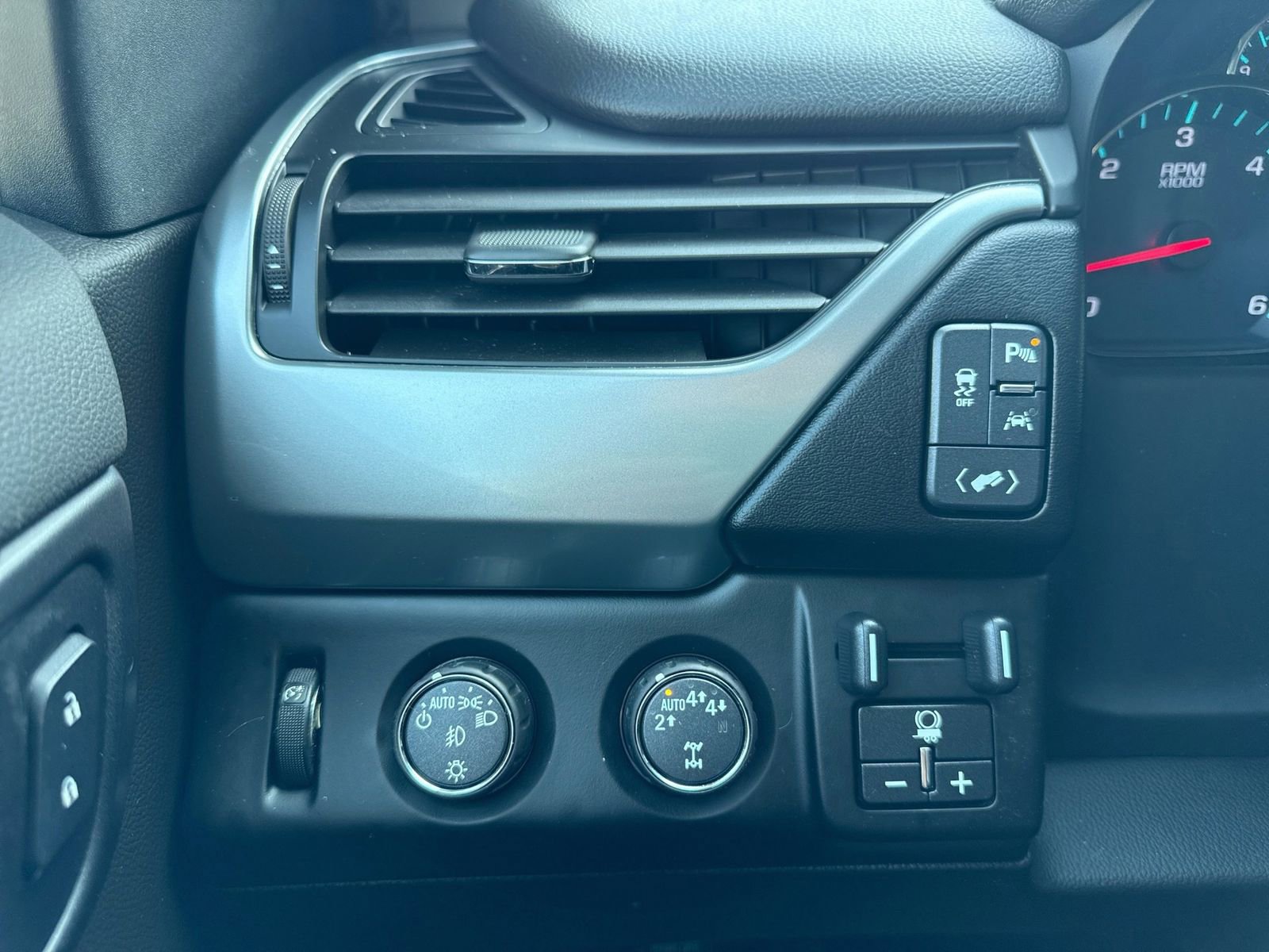 Used 2018 Chevrolet Tahoe LT w/ LT Signature Package AWD/4WD image 33