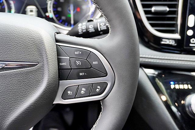 New 2026 Chrysler Pacifica Select AWD/4WD image 40