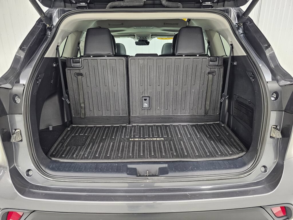 Used 2024 Toyota Highlander XLE AWD/4WD image 14
