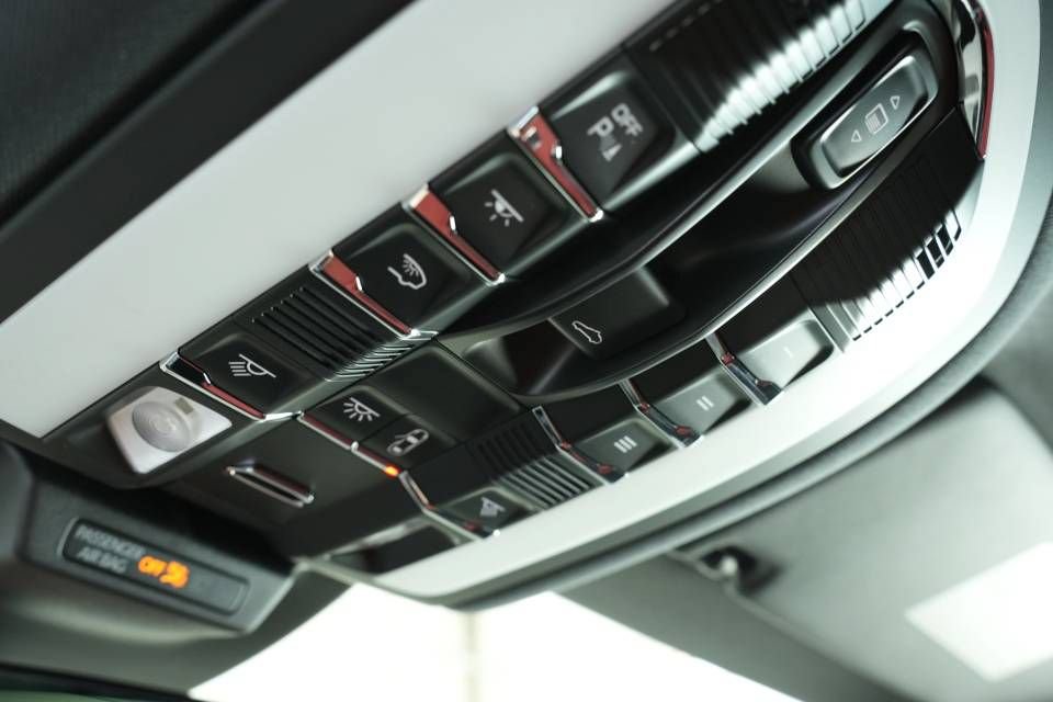 Certified 2025 Porsche Macan AWD/4WD image 36