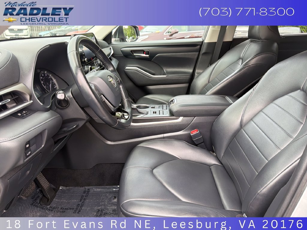 Used 2020 Toyota Highlander XLE AWD/4WD image 3
