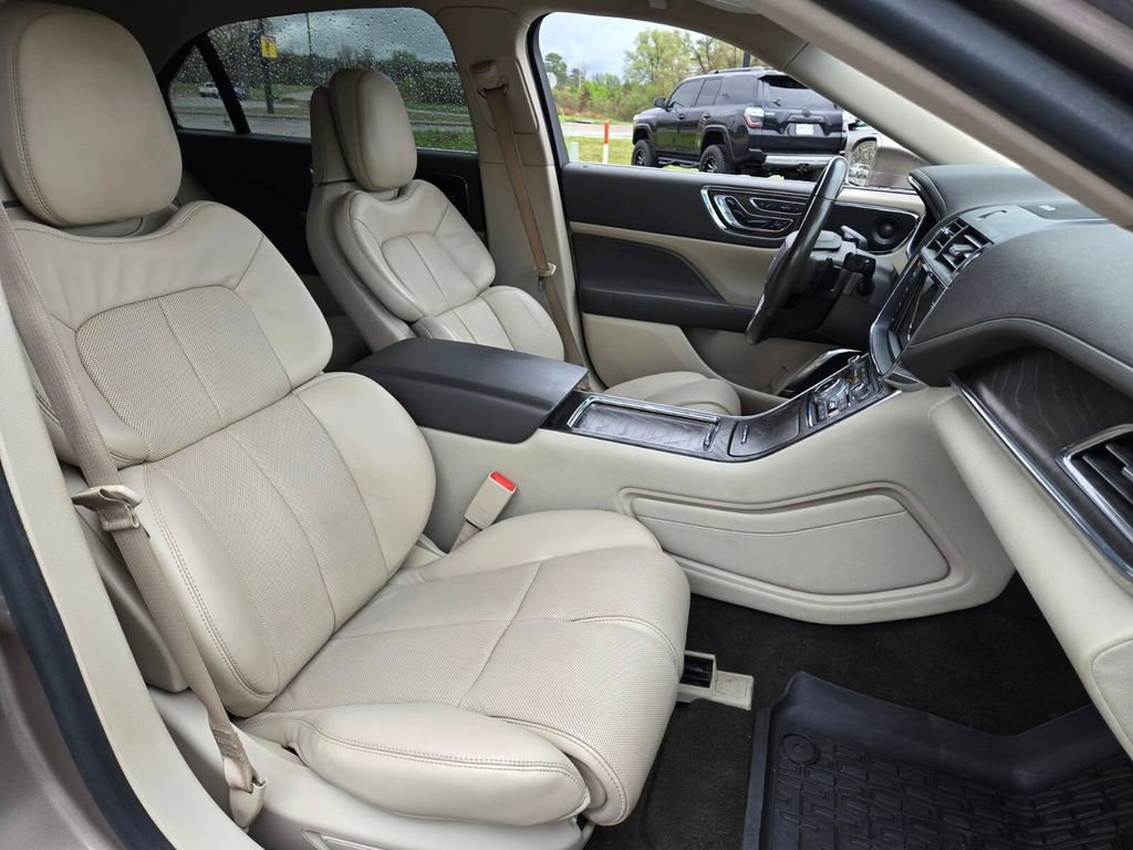 Used 2019 Lincoln Continental Reserve AWD/4WD image 25