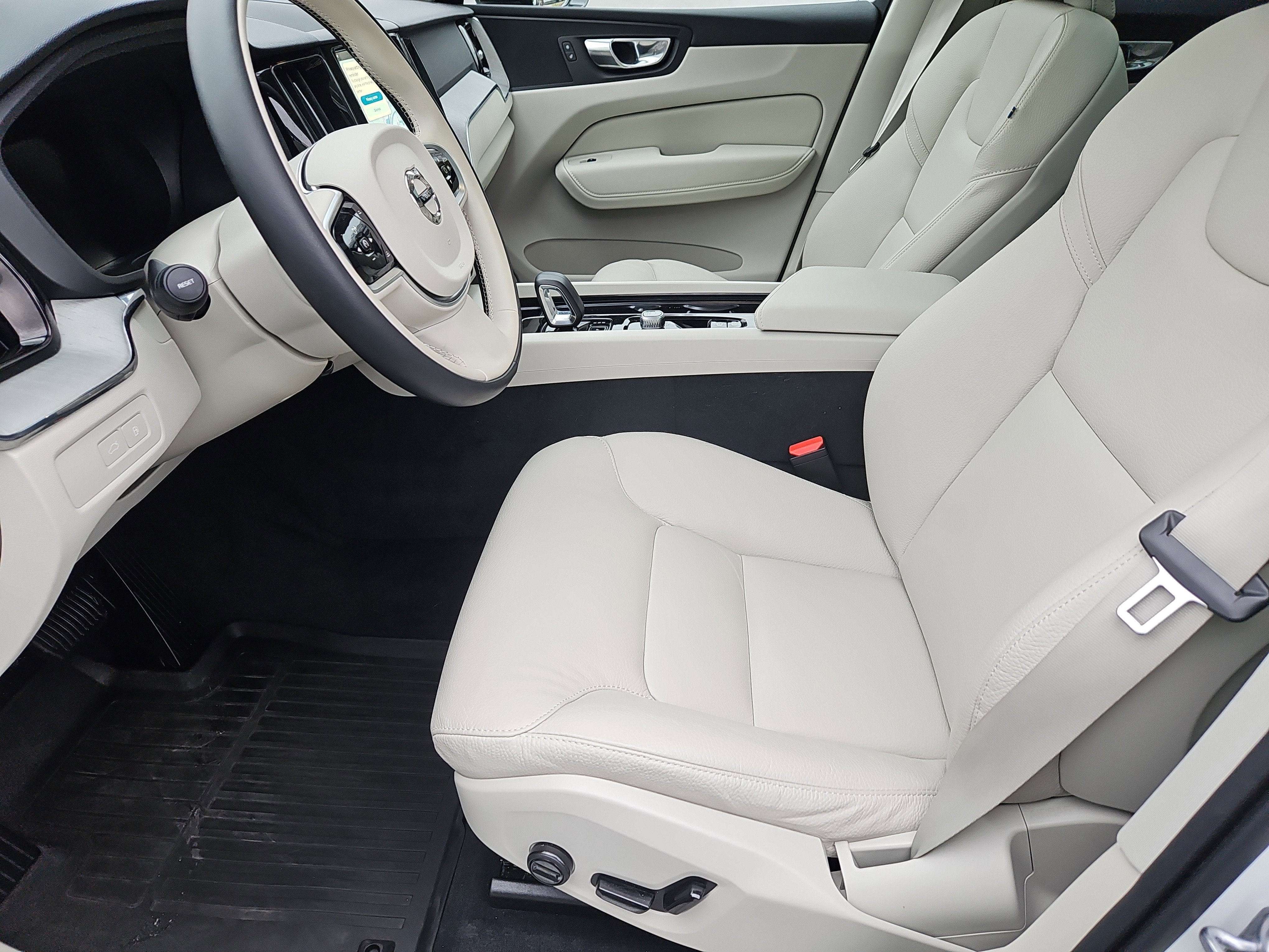 Used 2025 Volvo XC60 T8 Plus w/ Protection Package Premier image 33