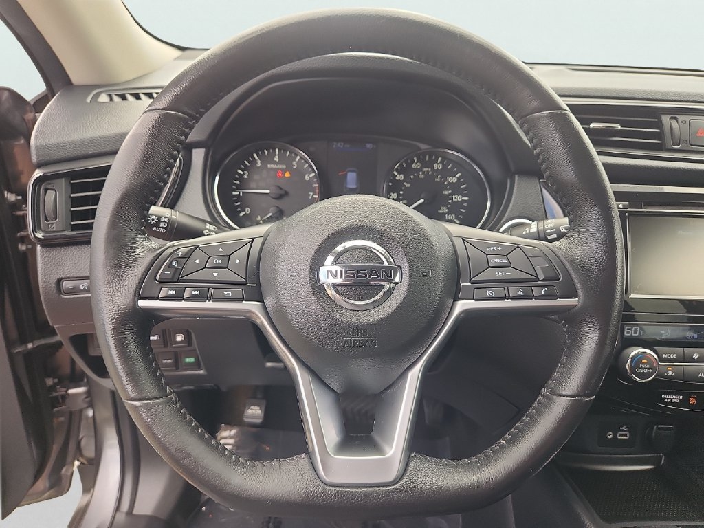 Used 2018 Nissan Rogue SV AWD/4WD image 17