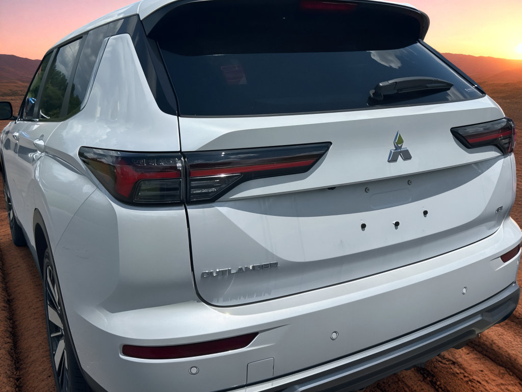 New 2025 Mitsubishi Outlander SE image 3