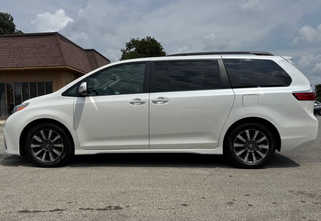 Used 2018 Toyota Sienna Limited Premium FWD image 2