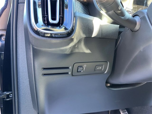 Used 2021 Volvo XC40 T5 R-Design w/ Climate Package image 21