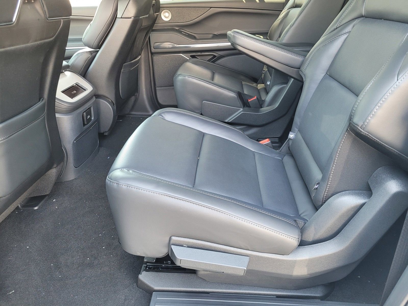 New 2026 Lincoln Navigator L Reserve AWD/4WD image 7