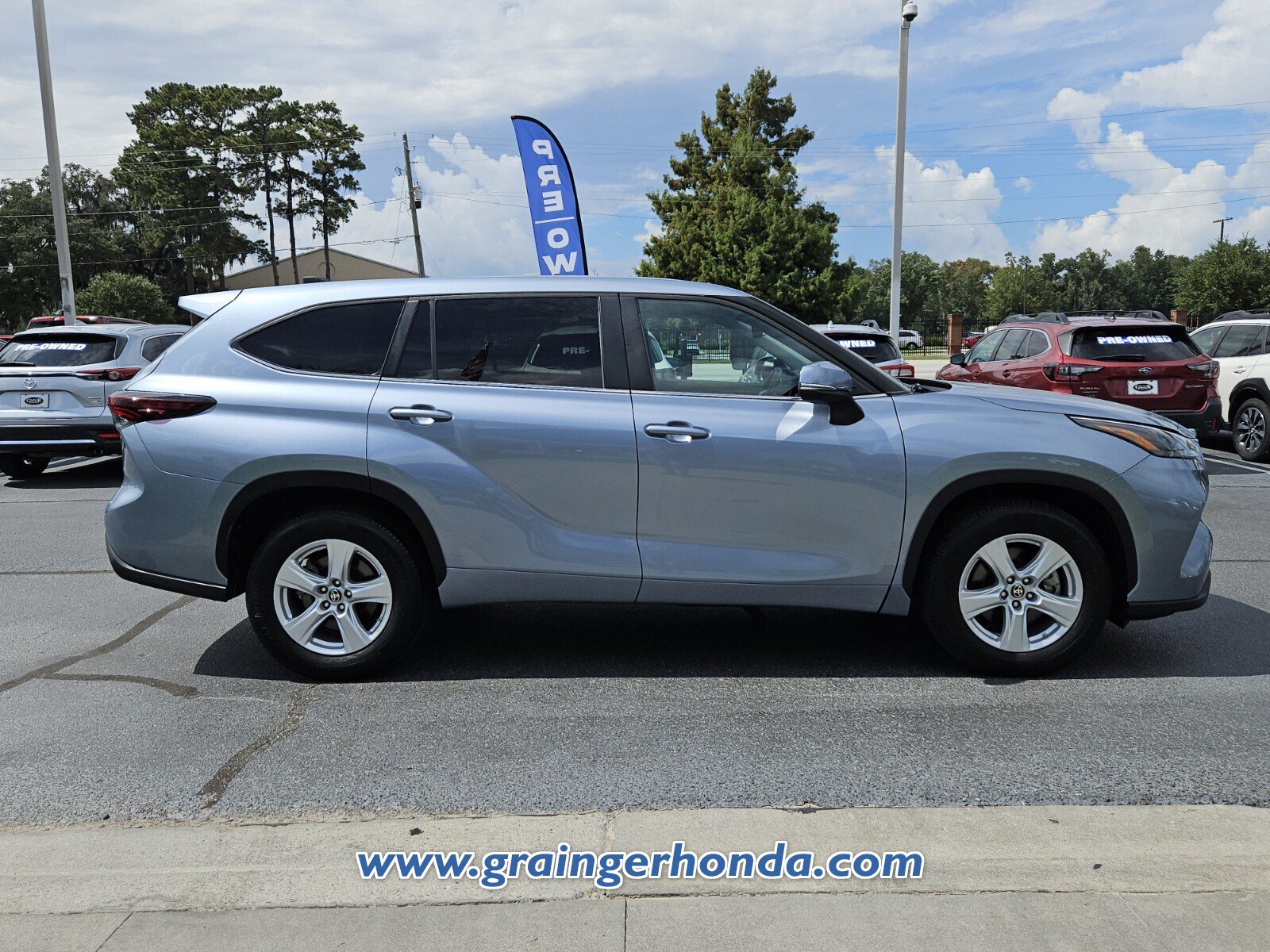 Used 2024 Toyota Highlander LE FWD image 6