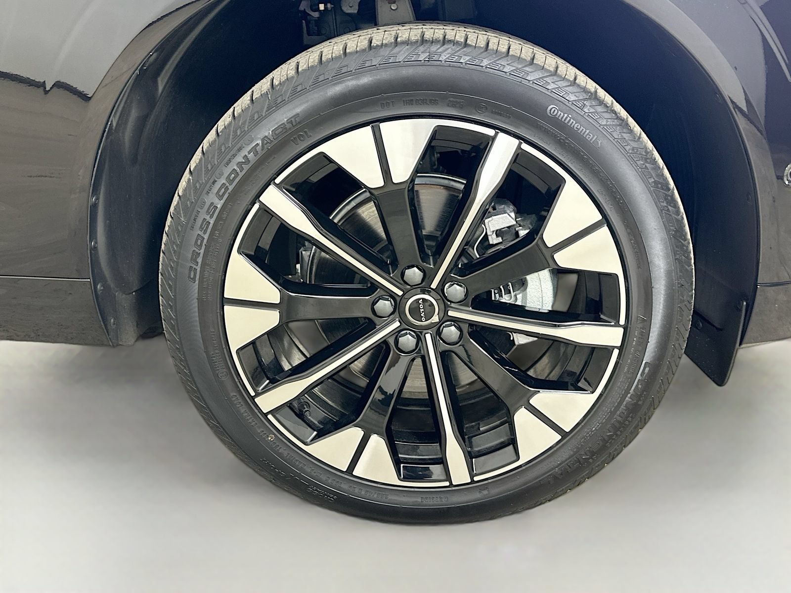New 2026 Volvo XC60 B5 Plus w/ Protection Package Premier AWD/4WD image 10