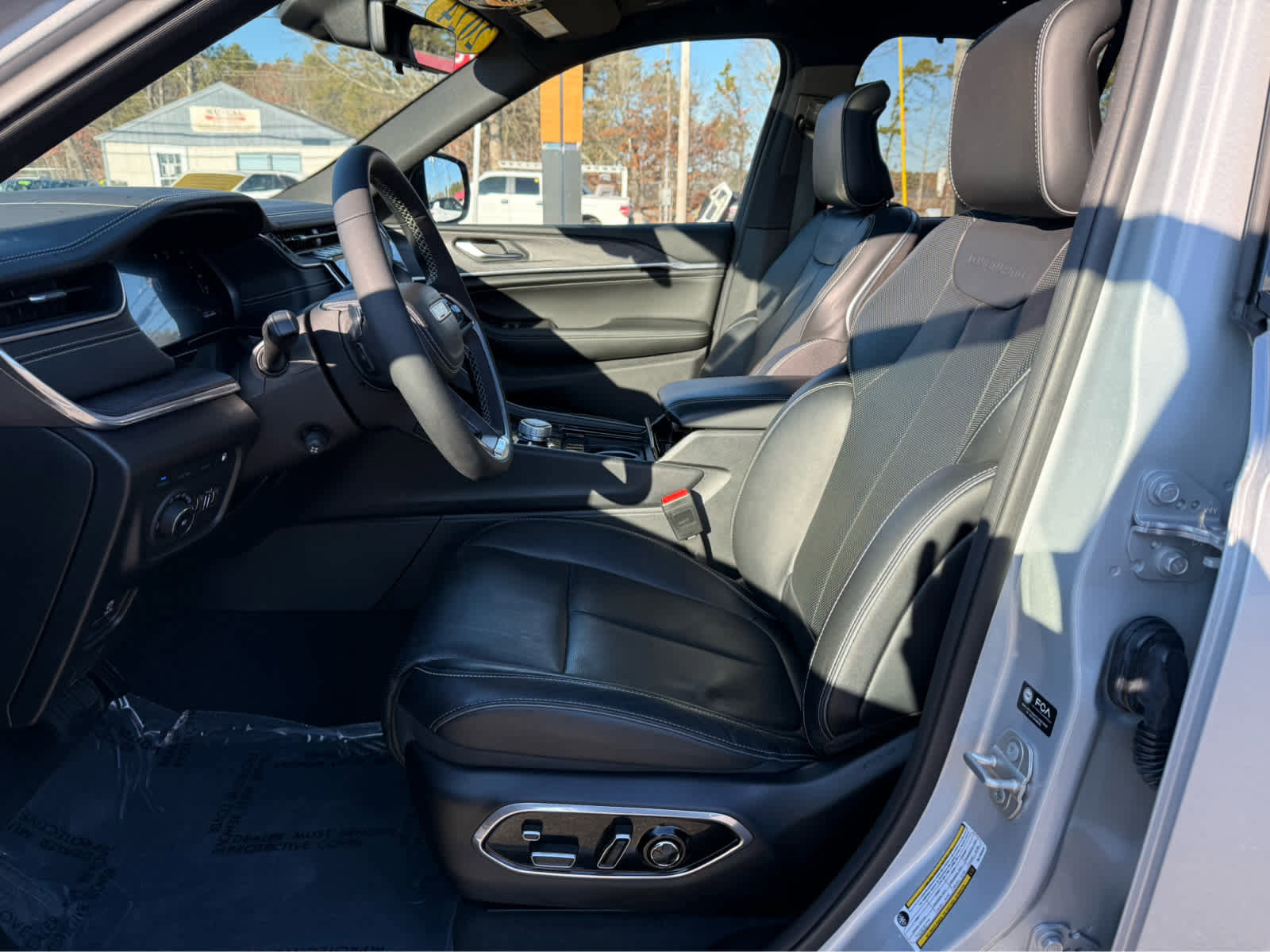 Used 2024 Jeep Grand Cherokee Overland w/ Luxury Tech Group IV image 12